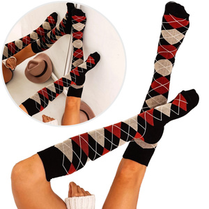 Șosete până la genunchi pentru femei în romburi